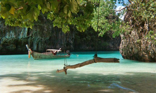 Thaïlande: les îles Phi Phi, un espace touristique menacé